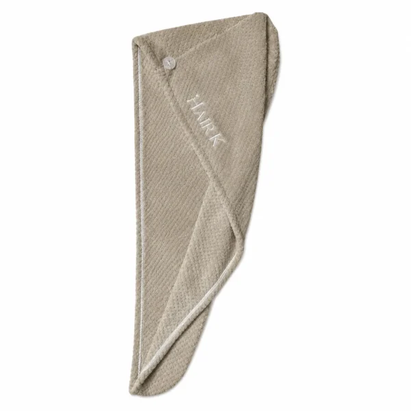 Serviette cheveux microfibre beige avec logo blanc Hair K Paris, accessoire capillaire doux conçu pour limiter la casse et accélérer le séchage.