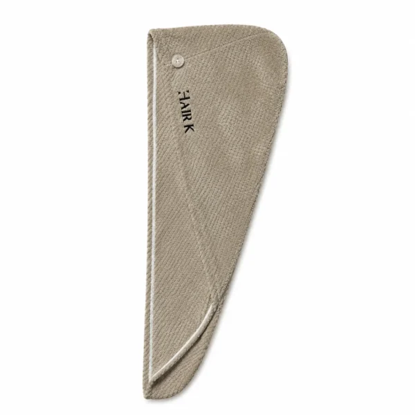 Serviette microfibre cheveux beige Hair K Paris avec logo noir, séchage rapide, réduction des frisottis et protection de la fibre capillaire.
