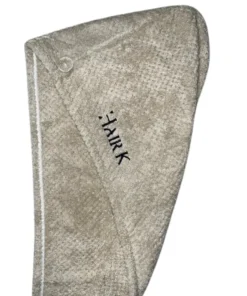 serviette cheveux microfibre beige - Hair K Paris منشفة شعر من الألياف الدقيقة باللون البيج مع شعار هير كيه باريس باللون الأسود، فائقة الامتصاص، مضادة للتكسر