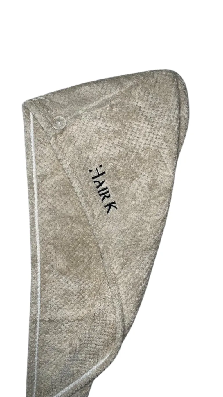 serviette cheveux microfibre beige - Hair K Paris منشفة شعر من الألياف الدقيقة باللون البيج مع شعار هير كيه باريس باللون الأسود، فائقة الامتصاص، مضادة للتكسر