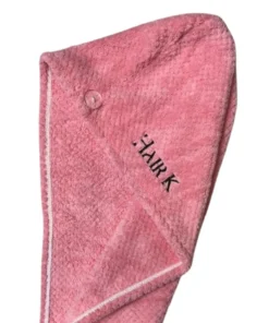 serviette microfibre cheveux protection sechage douc hair k paris - Hair K Paris Serviette microfibre rose avec logo noir pour un séchage doux qui protège la fibre capillaire et réduit les frisottis