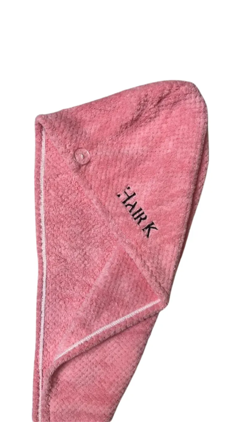 serviette microfibre cheveux protection sechage douc hair k paris - Hair K Paris Serviette microfibre rose avec logo noir pour un séchage doux qui protège la fibre capillaire et réduit les frisottis