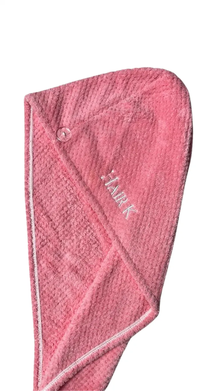 serviette microfibre reduction temps sechage hair k paris - Hair K Paris Serviette microfibre rose avec logo blanc pour réduire le temps de coiffage et préserver la brillance des cheveux.
