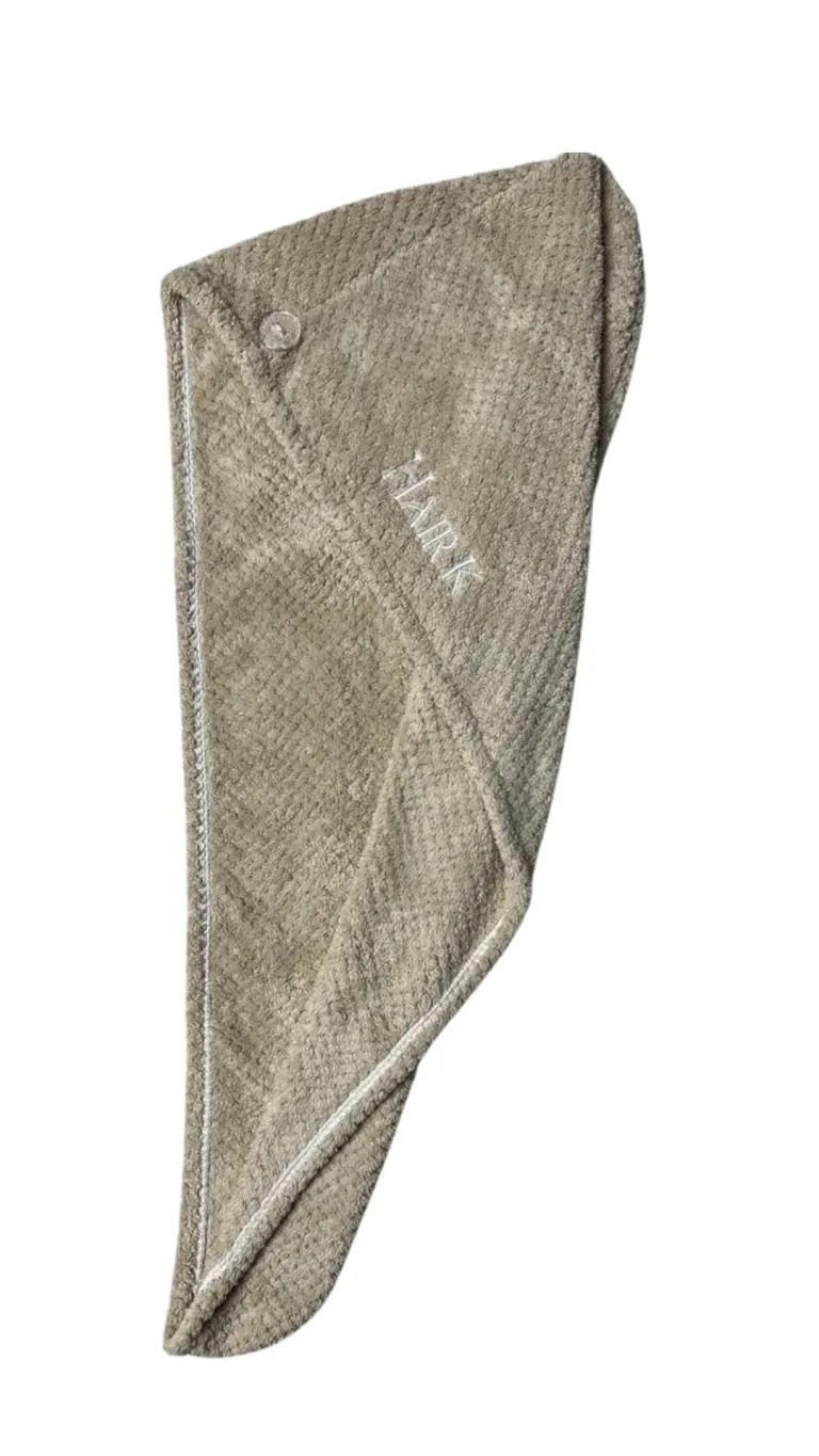 serviette qualite microfibre cheveux abimes hair k paris - Hair K Paris Serviette microfibre cheveux beige avec logo blanc Hair K Paris ultra absorbante anti-casse