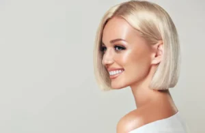 Cabello rubio corto luminoso, incluso después del champú