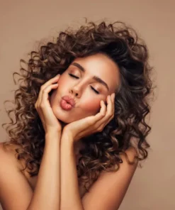 نتيجة روتين كيرل هير كيه باريس على الشعر المجعد: تحديد طبيعي وحجم ولمعان