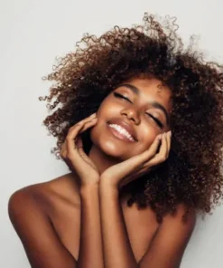 نساء بشعر أفرو كثيف ومحدد ومكثف بعد علاج Hair K Paris Curl المغذي للشعر الأفرو الخالي من الكبريتات