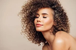 Woman with curly hair redefined after Curl Hair K Paris deep-care mask
