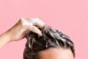 Nettoyage profond de la chevelure pour préparer les cheveux aux soins techniques.